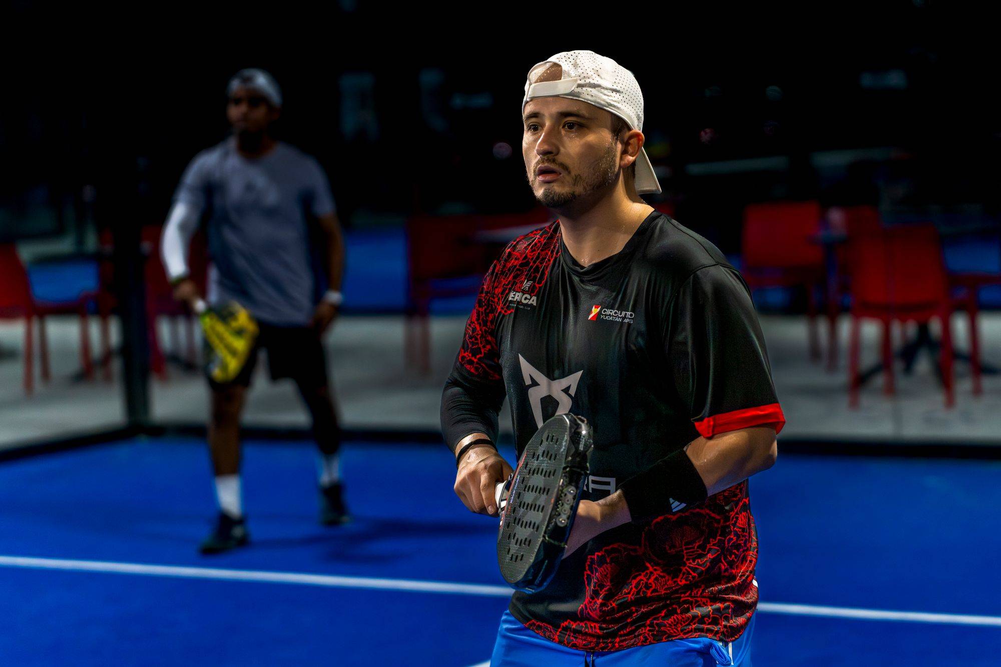 Zwei Spieler beim Padel-Match auf dem Indoor-Court