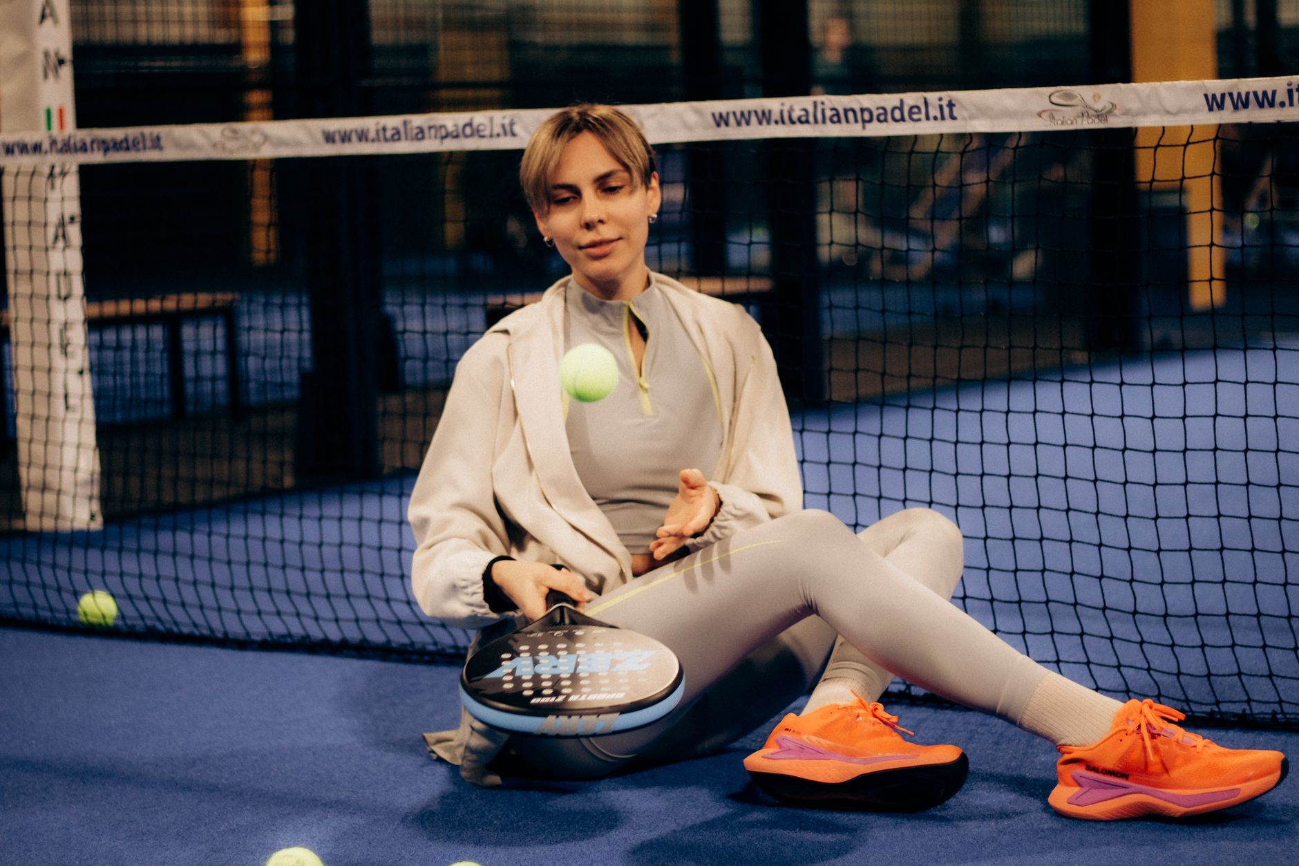 Padel-Aufschlag mit Ball am Schläger