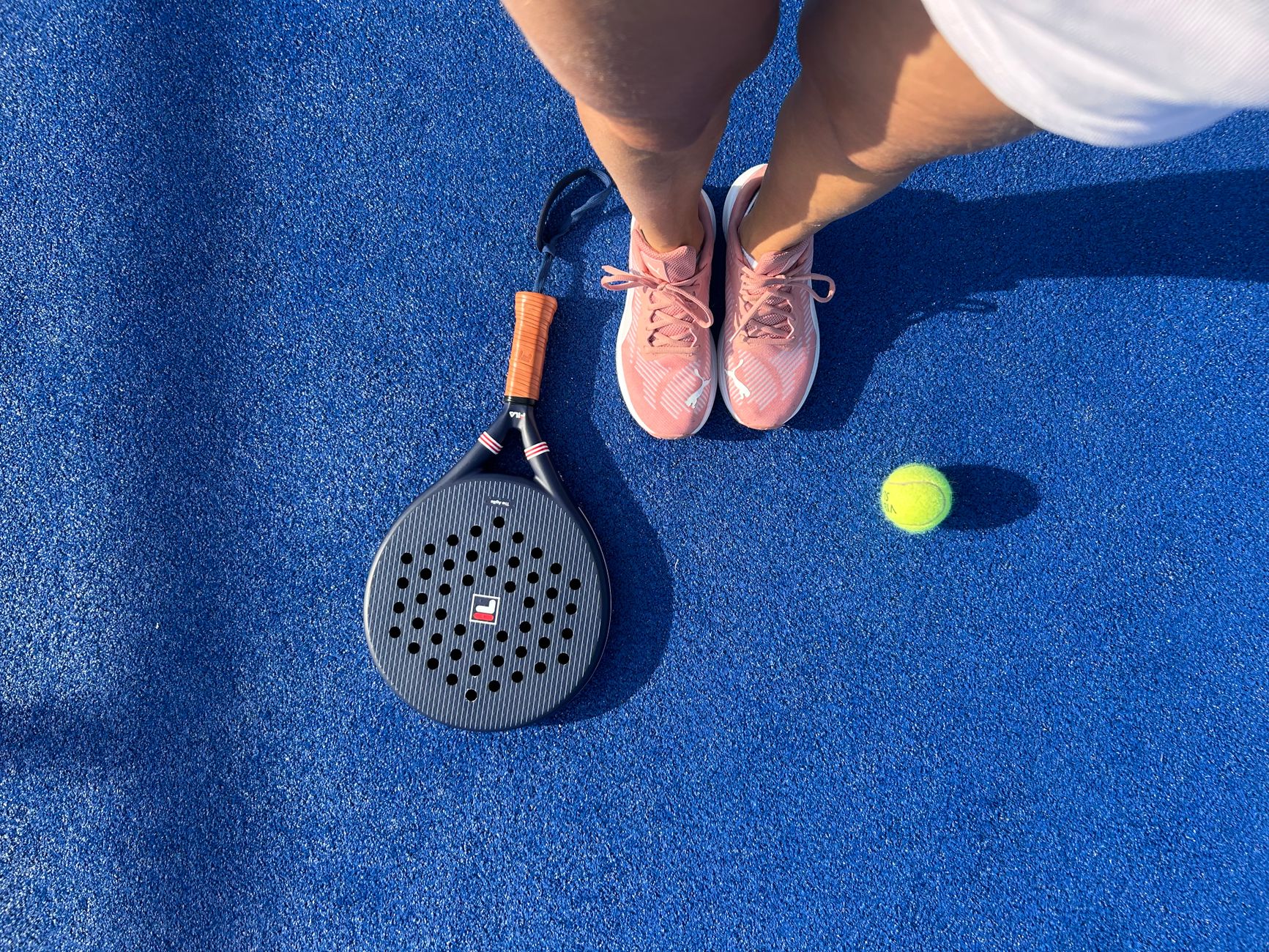 Padel-Spieler mit Schläger und Ball