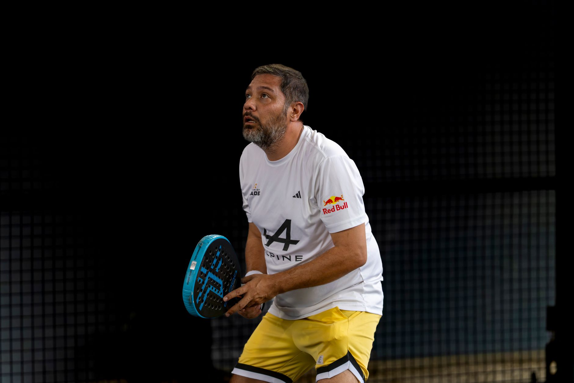 Mann beim Padel auf dem Indoor-Court