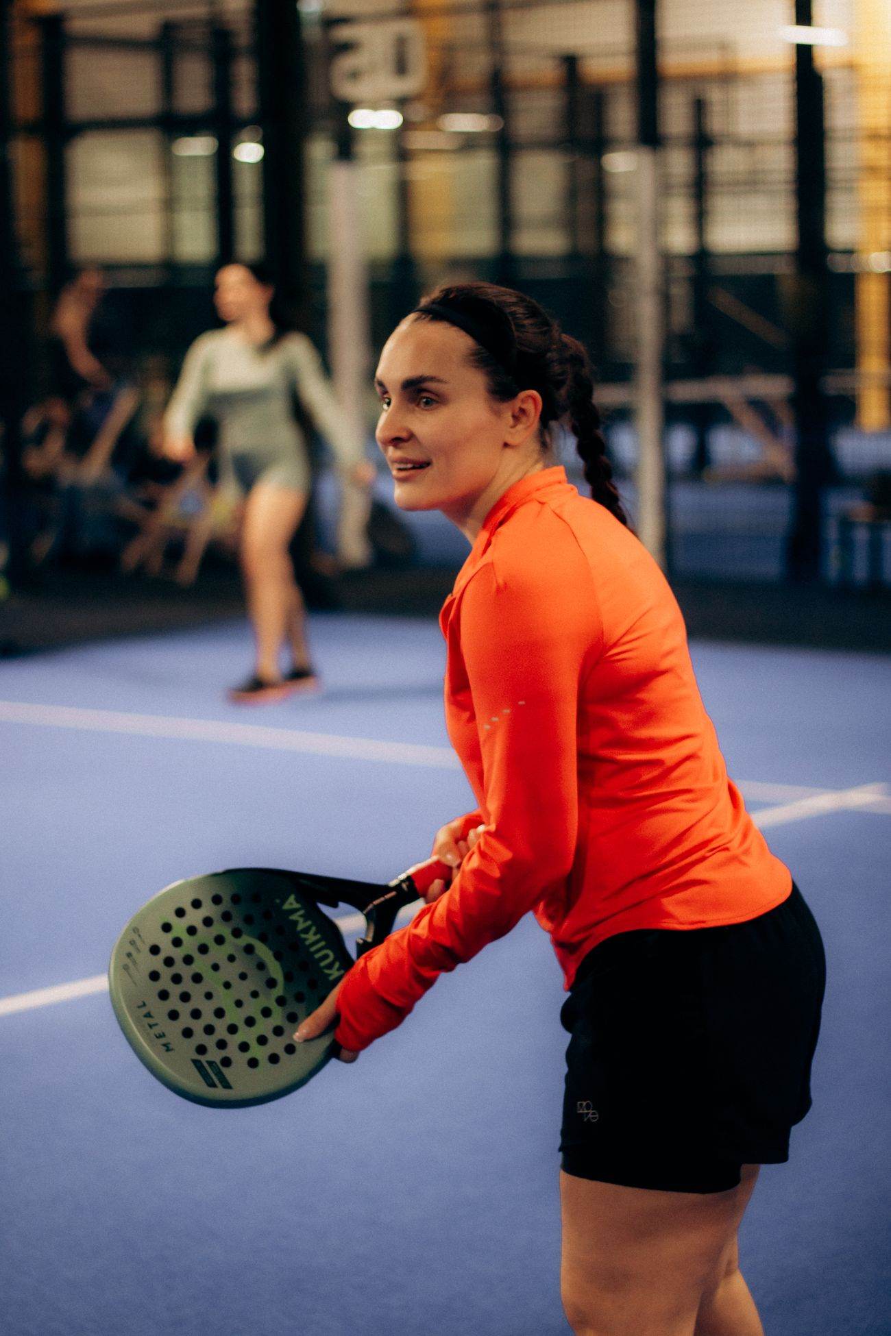 Spielerin beim Padel auf dem Indoor-Court